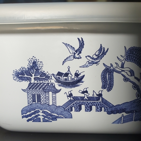 7" Square Blue Willow Metal Baker with Original Plastic Lid by Johnson Brothers - Picture 7 of 16